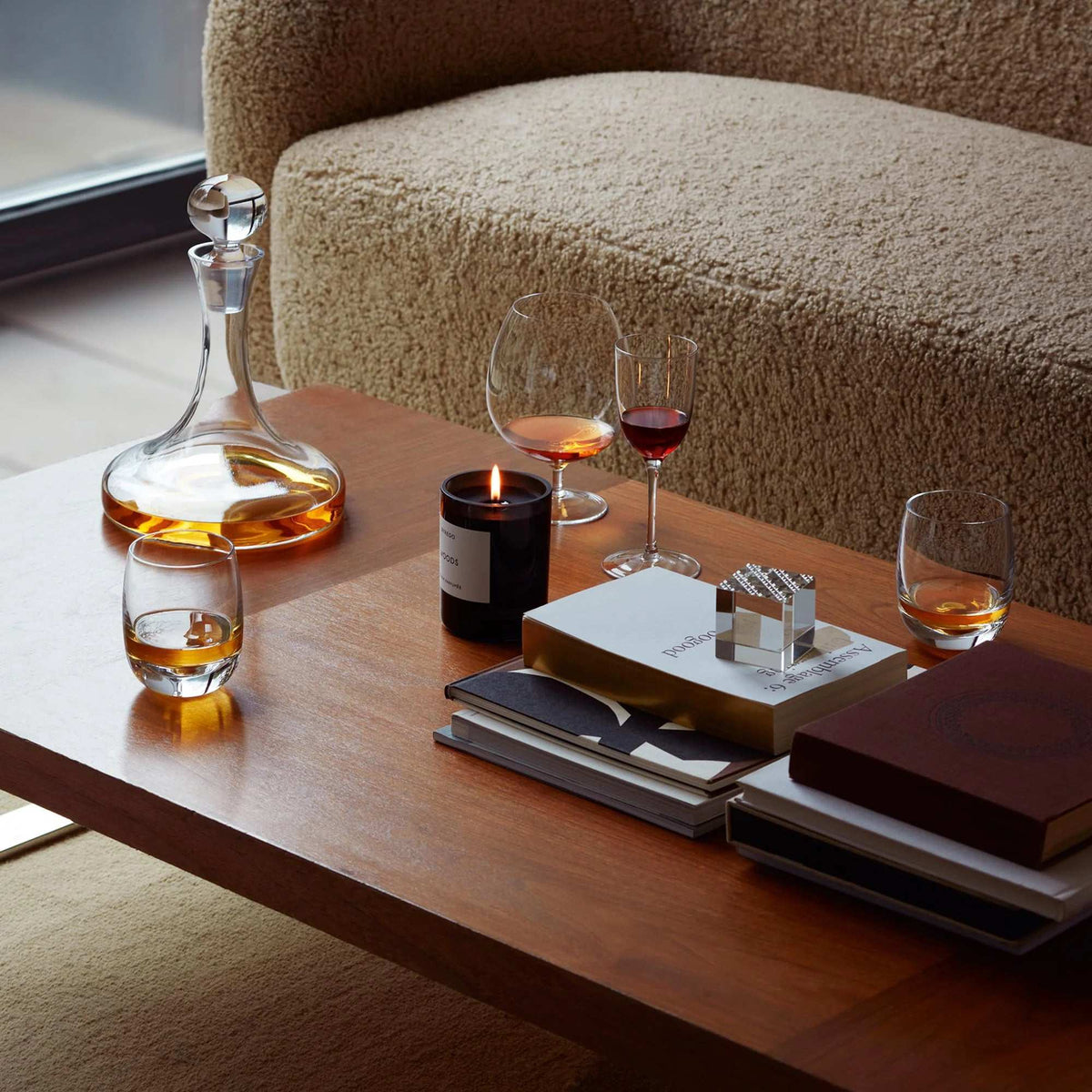 Decantador de vinho de cristal sem chumbo, Jarra alta com topo inclinado, fácil pour, design elegante, presente perfeito para amantes de vinho, 1L